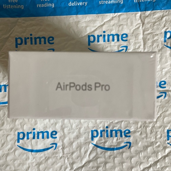 Apple AirPods Pro 2nd Gen with MagSafe case and Active Noise Cancellation - Picture 6 of 8